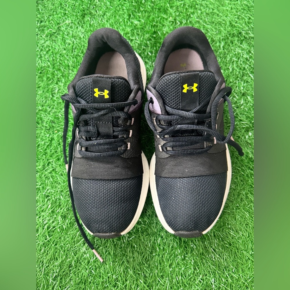 Under Armour Women’s‎ Black and White Athletic Shoes Sleek Design Size 8